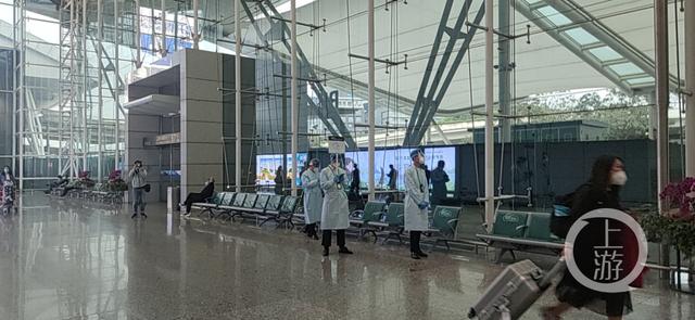 东航载132人客机坠毁，白云机场人员持MU5735引导牌休闲区蓝鸢梦想 - Www.slyday.coM