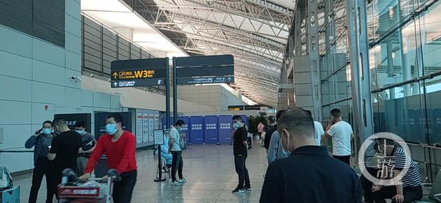 东航载132人客机坠毁，白云机场人员持MU5735引导牌休闲区蓝鸢梦想 - Www.slyday.coM