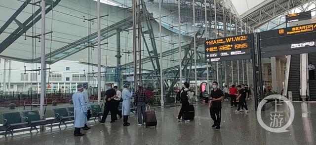 东航载132人客机坠毁，白云机场人员持MU5735引导牌休闲区蓝鸢梦想 - Www.slyday.coM