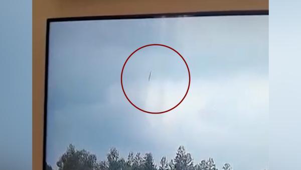 监控拍下东航客机坠落瞬间：几乎垂直朝下，瞬间落地