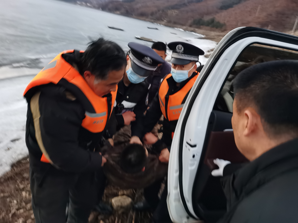 警察救人的微光瞬间!|民警|轻生|警察_新浪新闻