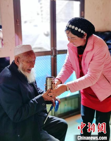图为孔小红照顾老人。 韩丽 摄
