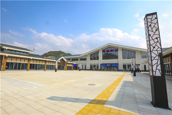 贵阳市域环城快铁一站一景花溪南站浪漫花溪花织锦