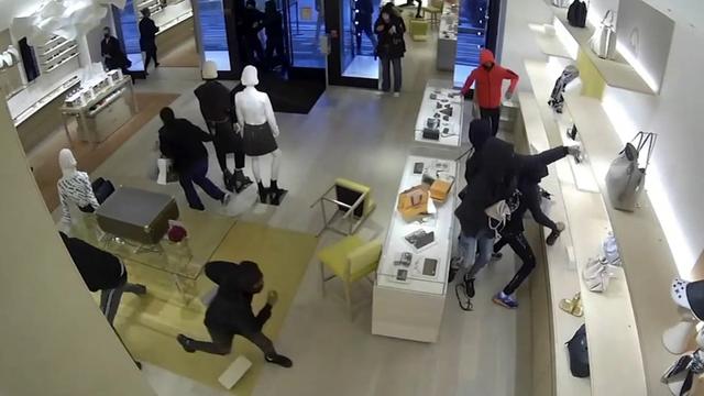 盗窃团伙洗劫LV店 视频截图