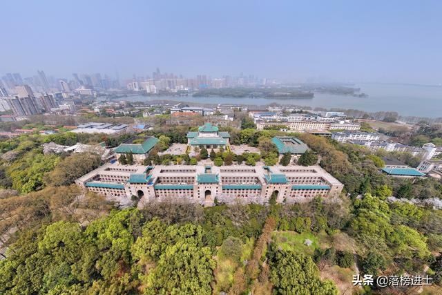 航拍武汉大学樱花盛开，此时没有了游人，看樱花飞舞，唯美伤感休闲区蓝鸢梦想 - Www.slyday.coM