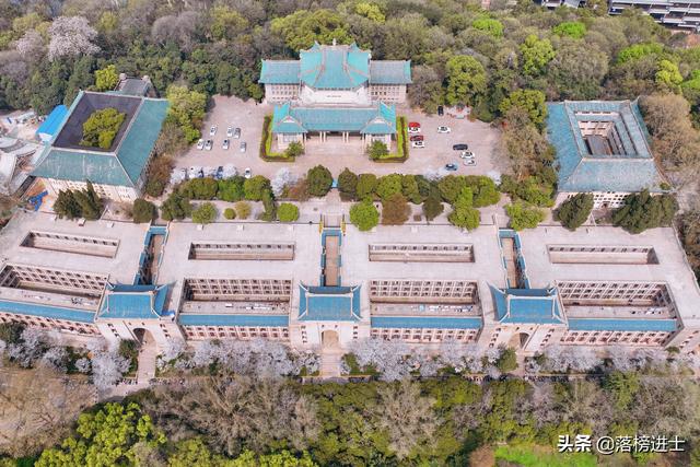 航拍武汉大学樱花盛开，此时没有了游人，看樱花飞舞，唯美伤感休闲区蓝鸢梦想 - Www.slyday.coM