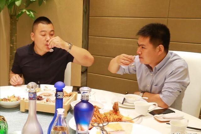 山东青岛56岁老板被爆34年坚持睡前喝2两酒现在身体变成啥样