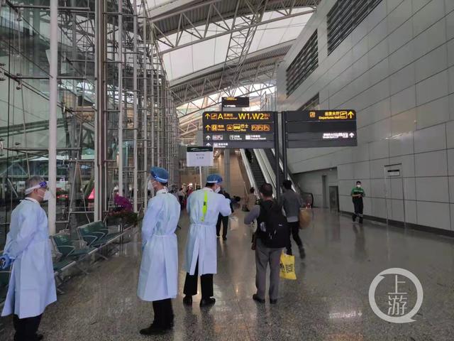 东航载132人客机坠毁，白云机场人员持MU5735引导牌休闲区蓝鸢梦想 - Www.slyday.coM