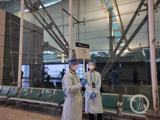 东航载132人客机坠毁，白云机场人员持MU5735引导牌休闲区蓝鸢梦想 - Www.slyday.coM