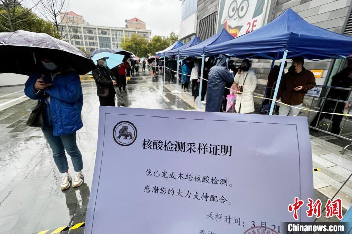 作为便民措施,南京各区制作了当天的"核酸检测采样证明"供居民出入