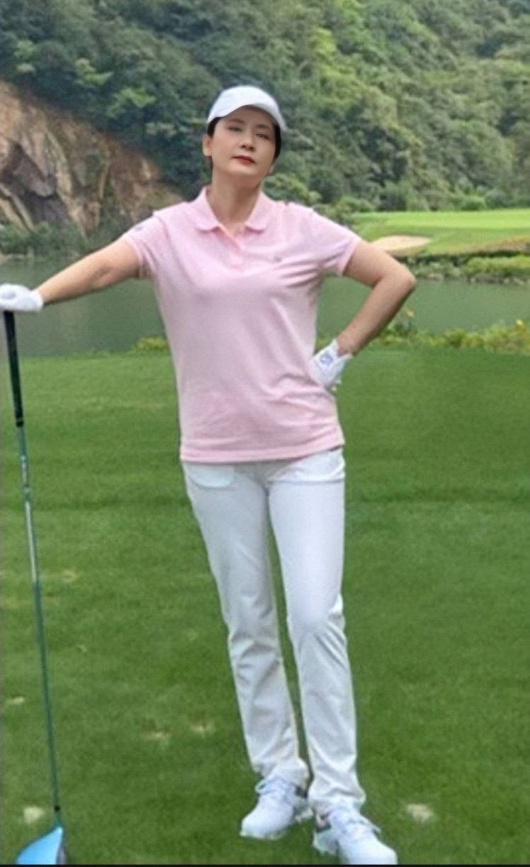 何赛飞确实漂亮58岁穿普通棉服气质还这么出众而且还是素颜