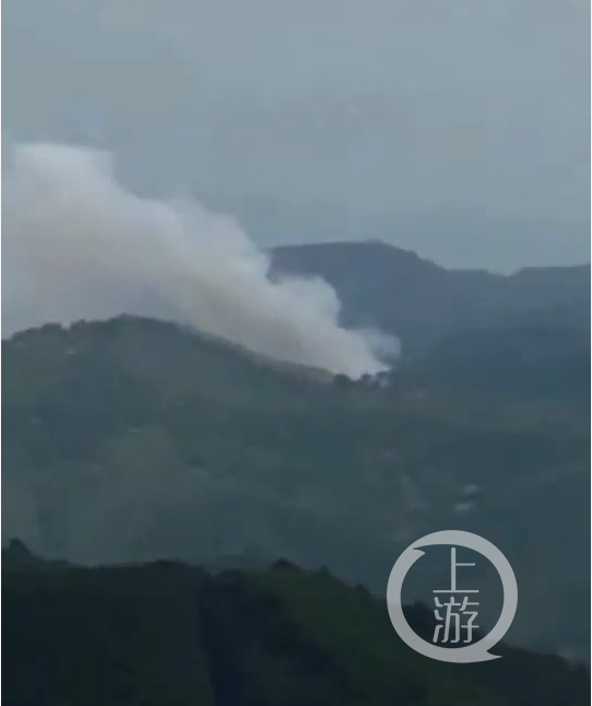 ▲疑似东航客机坠毁广西山区引发山火现场。图片来源/视频截图