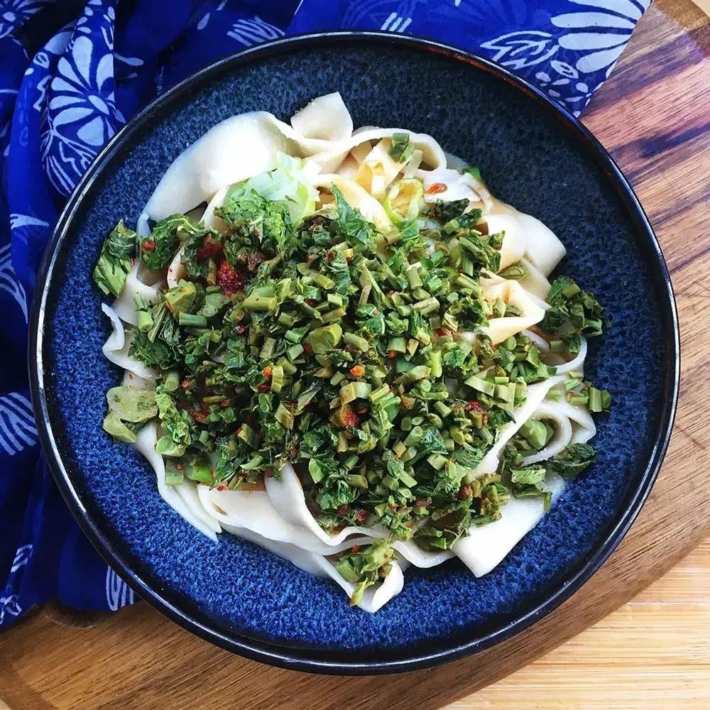 【节气小厨房】好吃到忘记体重的香椿油泼面__财经头条