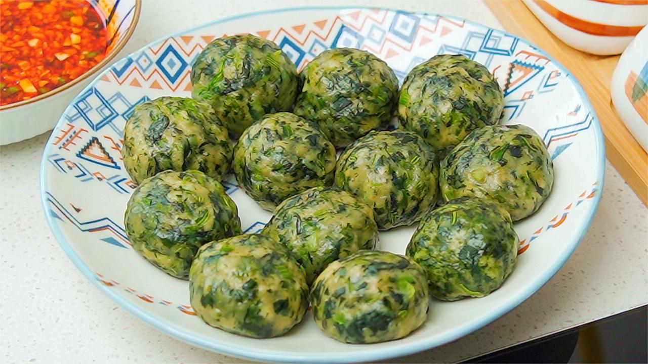春天的菠菜鲜美又营养加一勺玉米面做成菠菜团子家人都爱吃