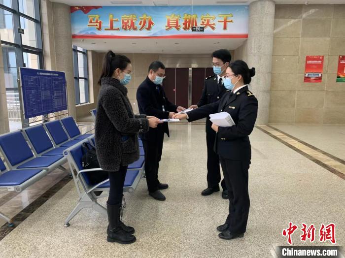 图为重庆海关关员为企业发放RCEP原产地证书填制指导手册。　重庆海关供图