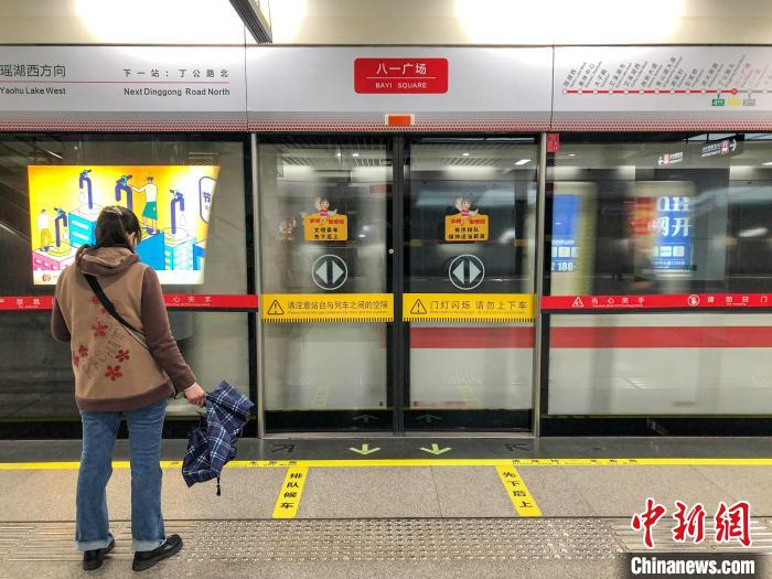 南昌地铁八一广场站,一列地铁列车进站. 刘力鑫 摄