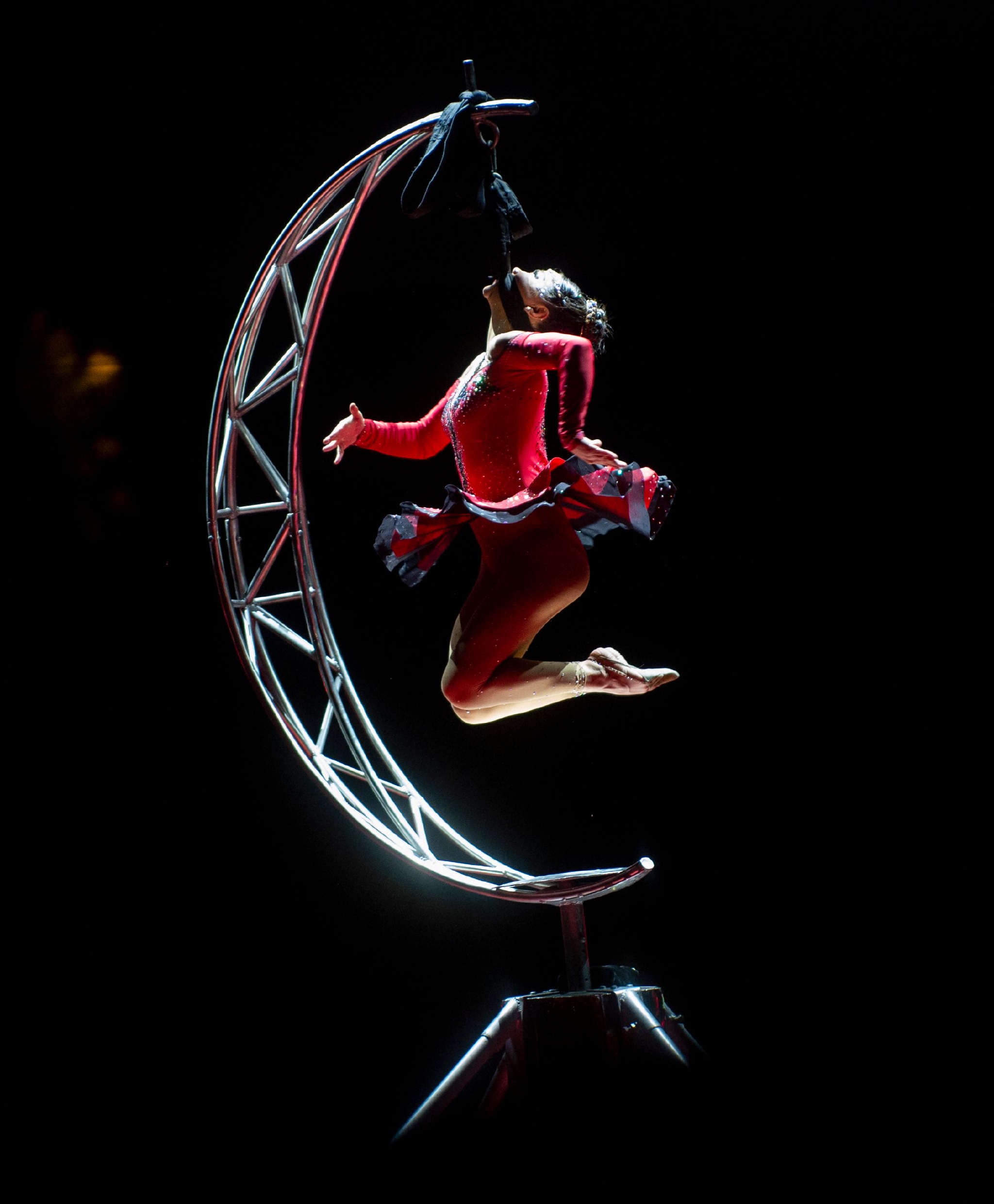 3月19日,阿泰德兄弟马戏团的演员在墨西哥城索卡洛广场表演.