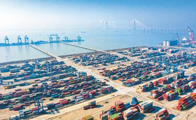图为2022年2月26日,江苏省南通港通海港区集装箱堆场一片忙碌景象。 翟慧勇摄(人民视觉)