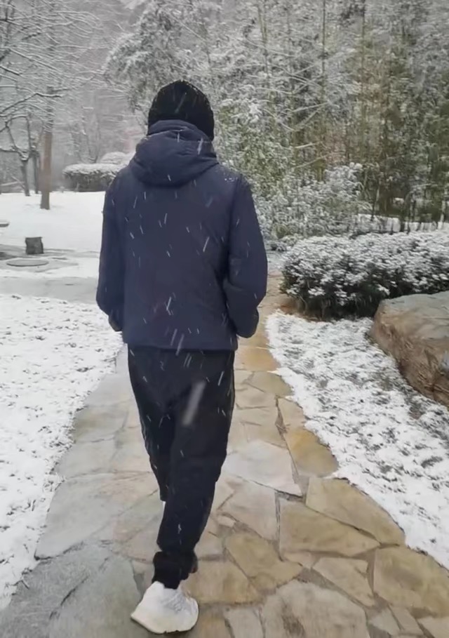 64岁潘长江独坐雪中神情落寞经历卖酒风波后首现身背影凄凉太忧伤
