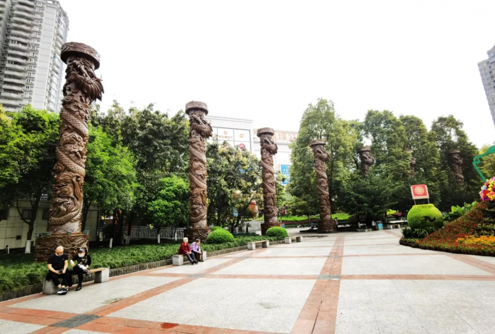 位于九龙坡区九龙广场上的九根高达10.