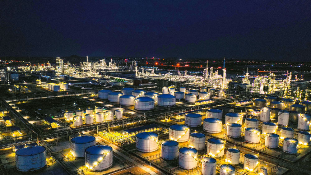 图为中科炼化项目夜景.