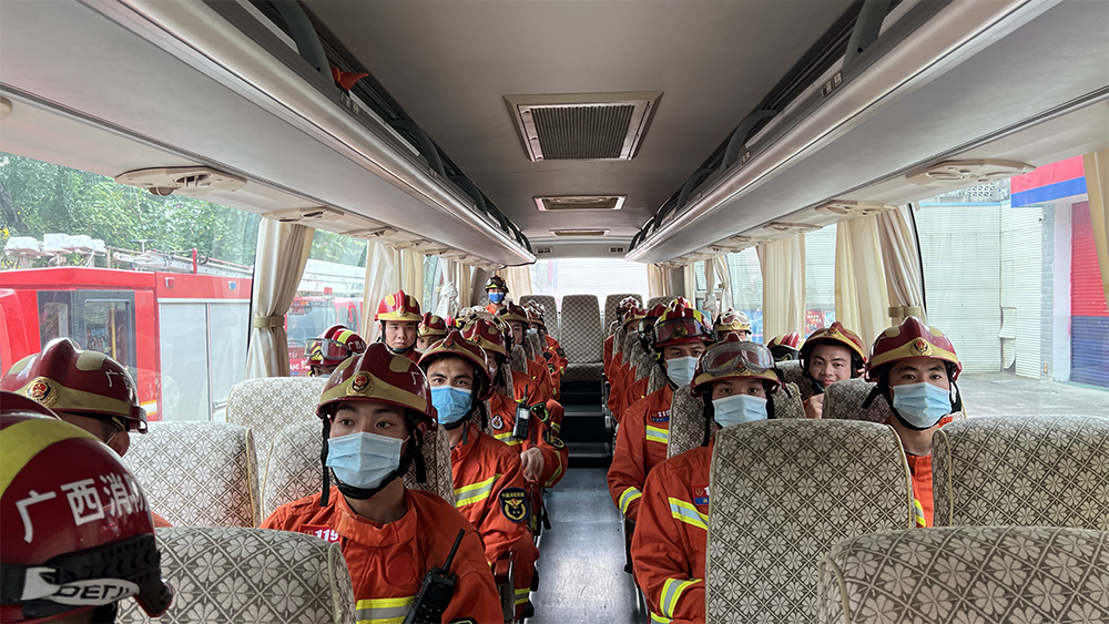 一架载132人客机在广西坠毁！现场救援已开始，尚未发现遇难者遗体...休闲区蓝鸢梦想 - Www.slyday.coM