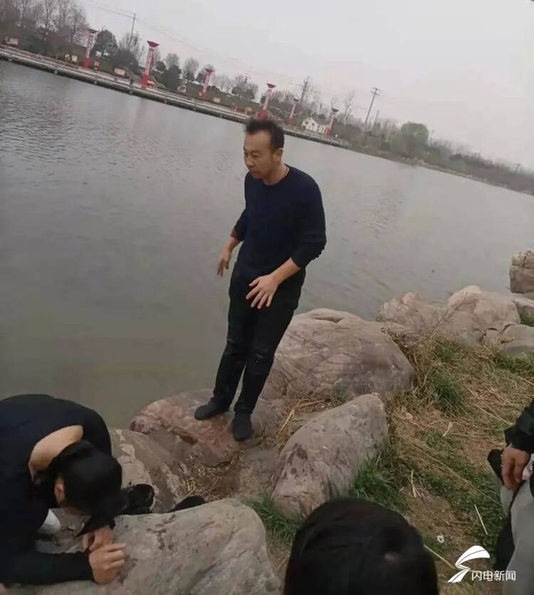 河水没过鼻子，情况紧急！莘县一教师跳进河中，营救溺水的年轻妈妈