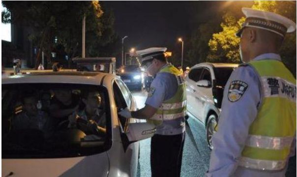 男子酒驾被查,弃车逃走再次喝酒,交警:升级为醉驾休闲区蓝鸢梦想 - Www.slyday.coM 男子酒驾被查,弃车逃走再次喝酒,交警:升级为醉驾休闲区蓝鸢梦想 - Www.slyday.coM