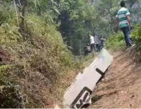 机载132人东航客机,从广西梧州8000米的高空坠毁,现场画面曝光休闲区蓝鸢梦想 - Www.slyday.coM 机载132人东航客机,从广西梧州8000米的高空坠毁,现场画面曝光休闲区蓝鸢梦想 - Www.slyday.coM