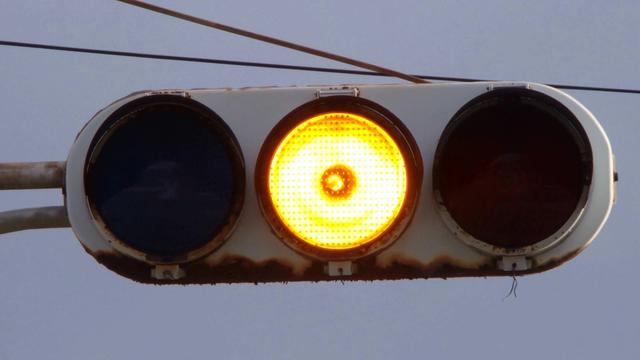 黄灯最后一秒过线是继续开还是停车老司机解答看完就懂了