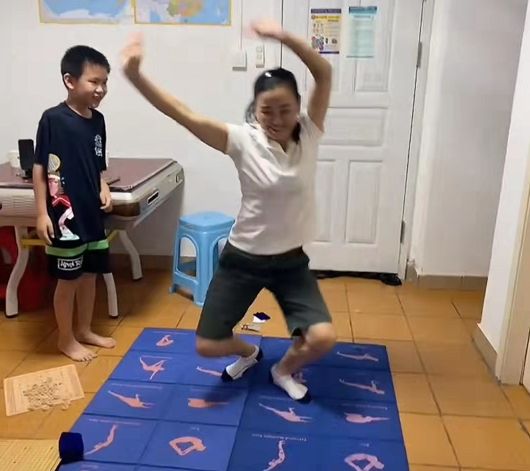 “国民儿子”孙卓上网课被老师点名？母亲为他开家长会，一脸自豪休闲区蓝鸢梦想 - Www.slyday.coM