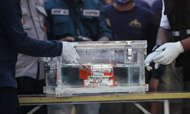 黑匣子为什么不是黑色的？飞机失事后它才起作用，是否为时已晚？休闲区蓝鸢梦想 - Www.slyday.coM