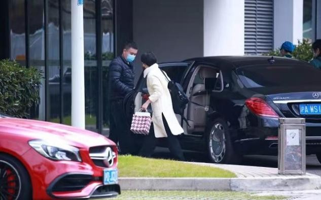 孙俪难得露富一回邓超300万豪车护送媳妇她却穿得像女助理