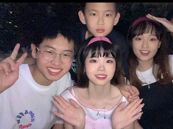 “国民儿子”孙卓上网课被老师点名？母亲为他开家长会，一脸自豪休闲区蓝鸢梦想 - Www.slyday.coM
