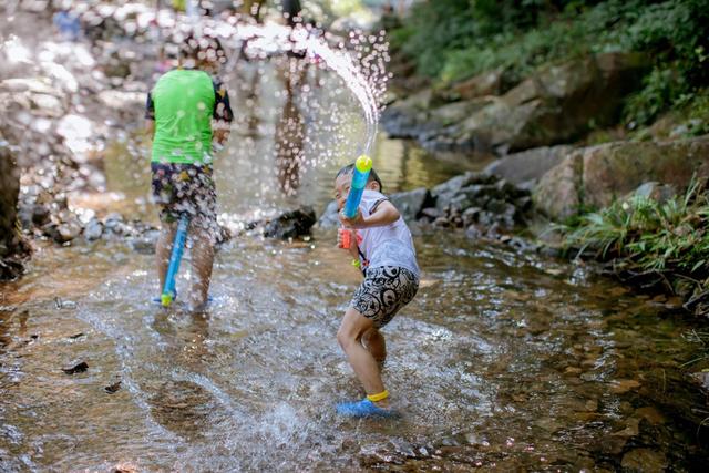 回忆小学时光：学校没浴室，我们只能到河里洗澡，男女生各占一边休闲区蓝鸢梦想 - Www.slyday.coM