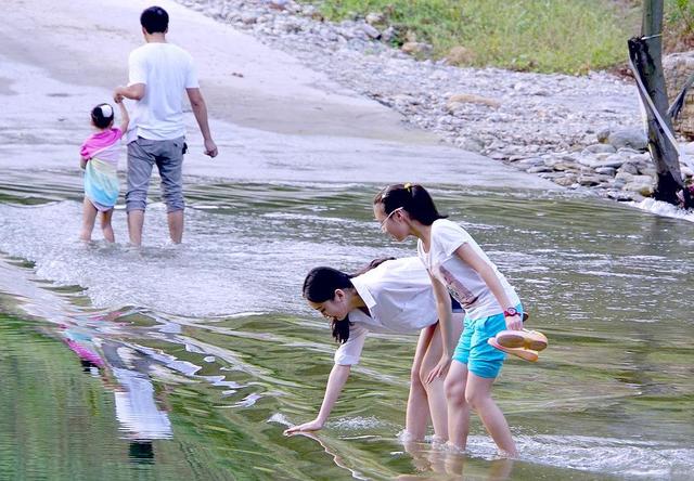 回忆小学时光：学校没浴室，我们只能到河里洗澡，男女生各占一边休闲区蓝鸢梦想 - Www.slyday.coM