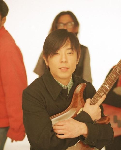 因丢狗与朱茵结缘宠妻20年,57岁黄贯中沉寂半生终翻红!__财经头条