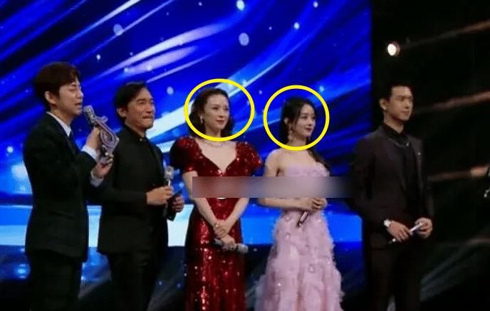 章子怡为赵丽颖颁奖,同台生图真实颜值藏不住,相差8岁的脸太休闲区蓝鸢梦想 - Www.slyday.coM