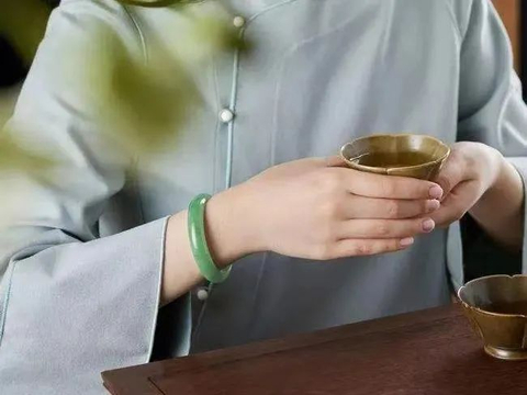 传家宝为什么首选翡翠镯子?|翡翠|手镯|传家宝_新浪新闻