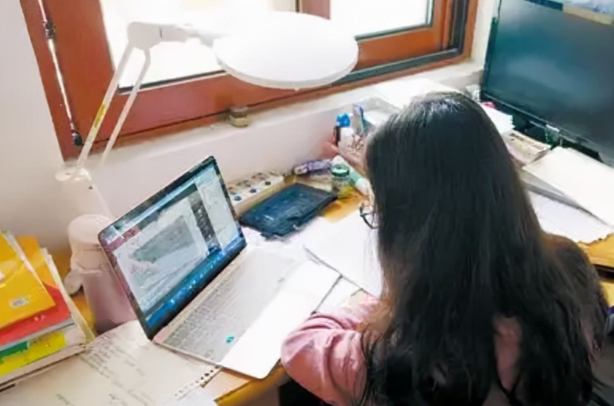 这个时候,学生只能私聊老师说明错过签到时间的原因,进行补签.