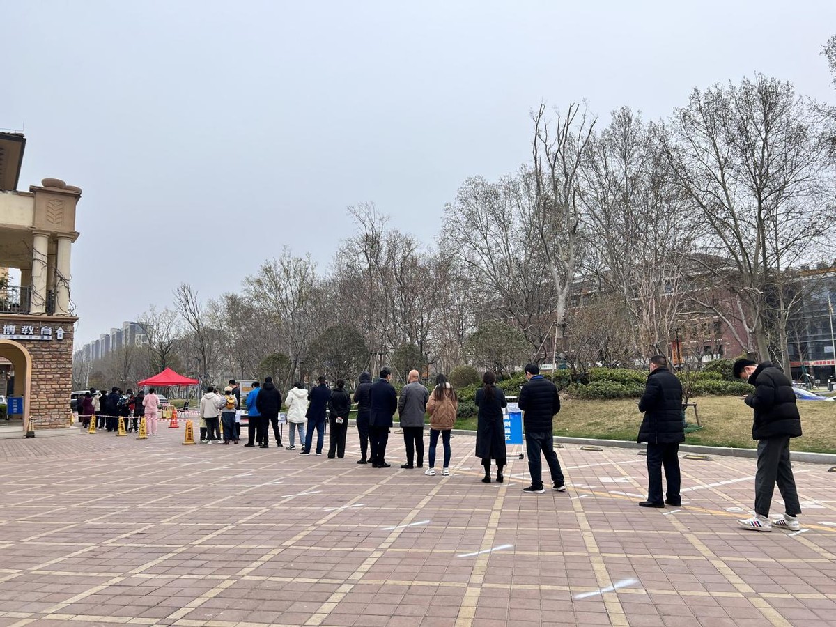 暖心郑州谷雨春店长带领员工做志愿者践行河南头道招牌菜担当