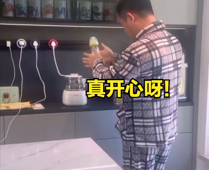 吃软饭？浙江男子当上门女婿在家带娃，丈母娘每月发1万以表奖励休闲区蓝鸢梦想 - Www.slyday.coM