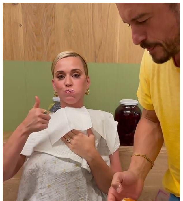 45岁精灵王子给哺乳中的未婚妻喂饭,水果姐太感动,开演唱会养|拉斯