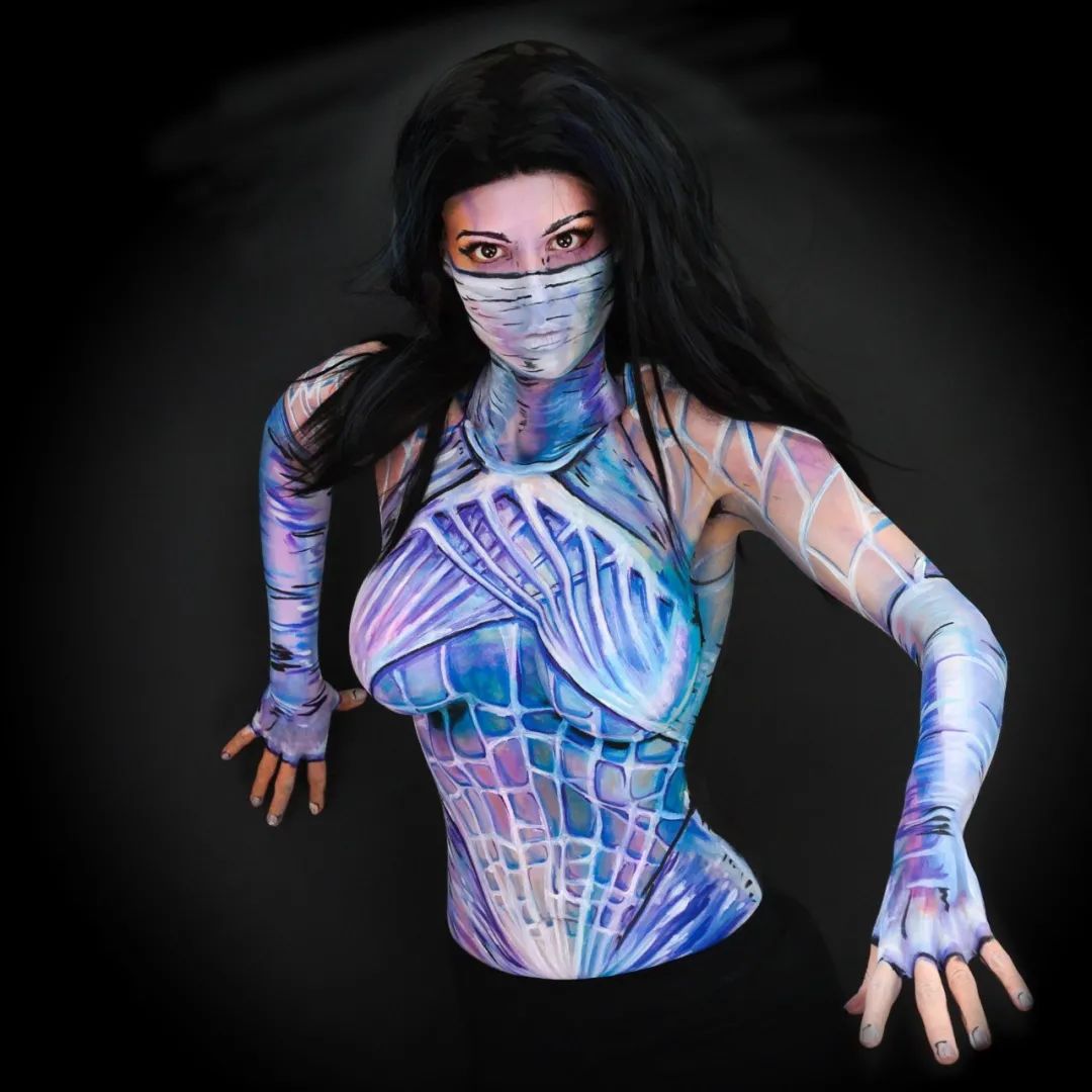 美女变身动漫角色衣服都是画在身上的把人看懵了