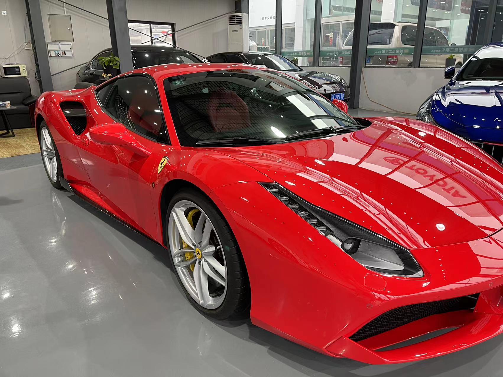 狂躁的法拉利488gtb甚至可谓顺滑