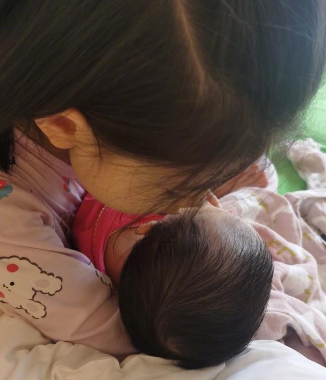 张梓琳二胎模样曝光精致五官像混血与姐姐67似67双胞胎