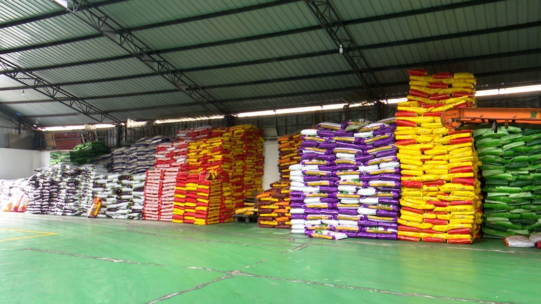 整齐地堆满整个仓库,运输车辆你来我往,工人们正忙着装卸各类化肥物资