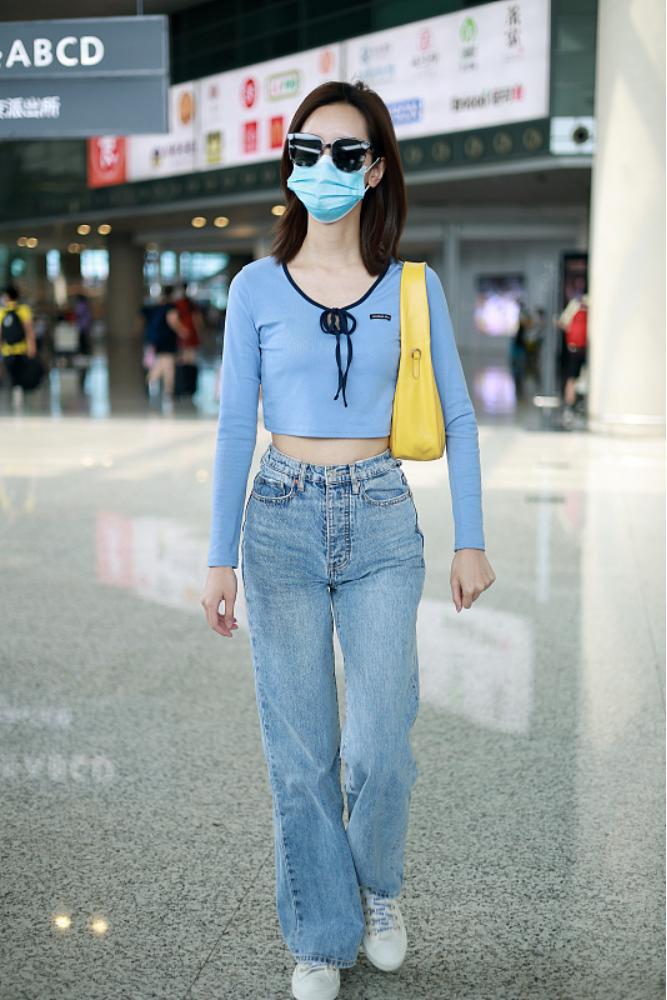 陈都灵也是小腰精穿露脐装凹出窈窕曲线身材比例是真的好