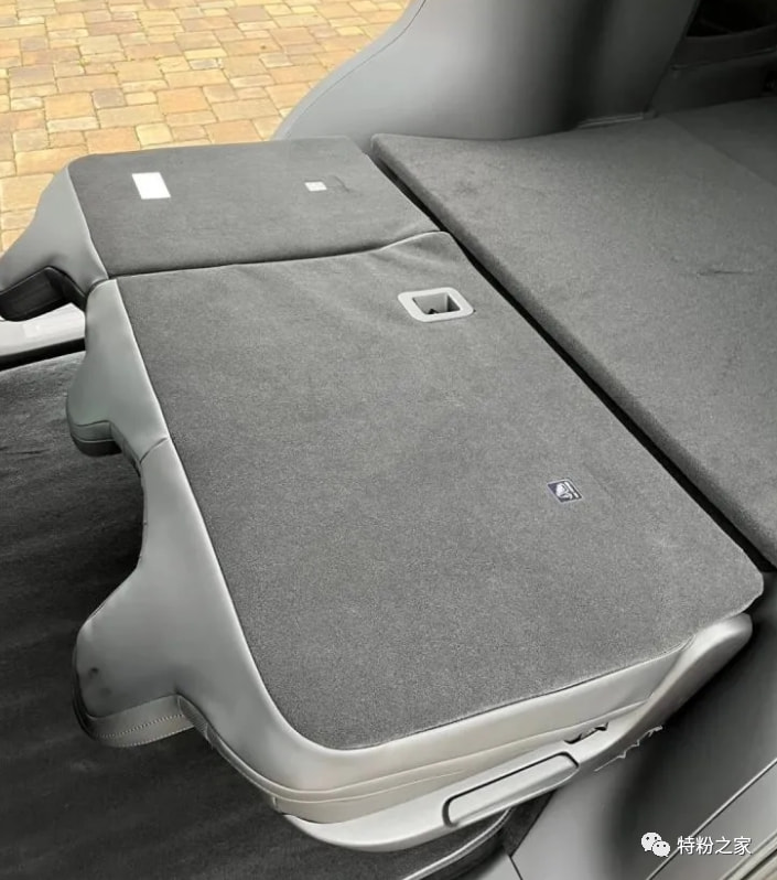 x 中,有网友透露,新款的model x 座椅做工一般,后排座椅除了略显单薄
