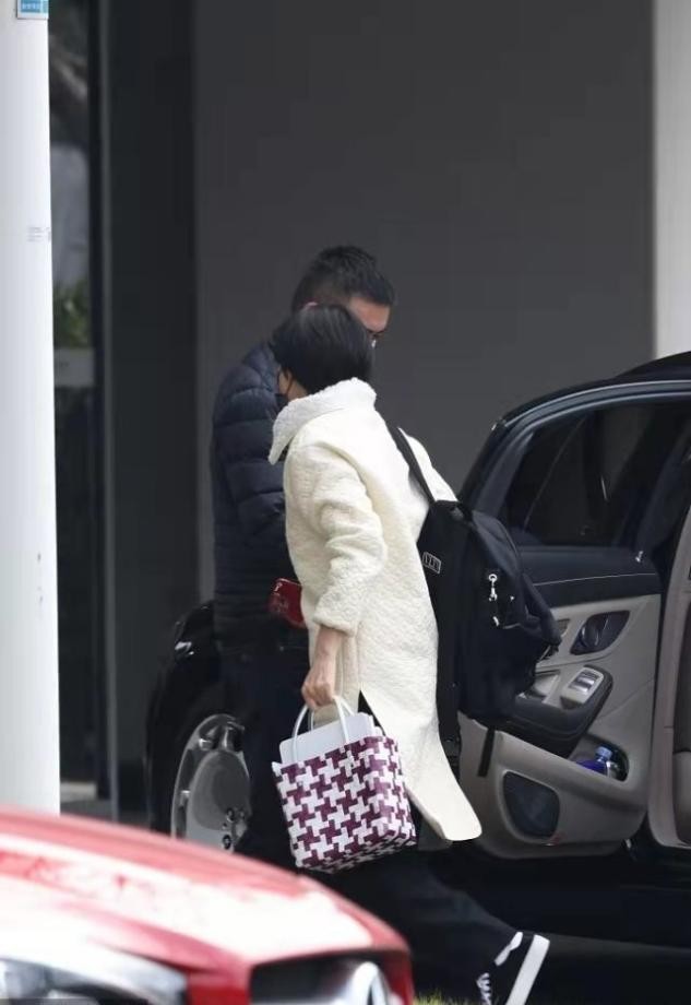 孙俪难得露富一回邓超300万豪车护送媳妇她却穿得像女助理